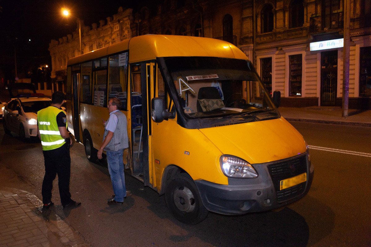 Столкнулись 87-я маршрутка и Toyota Столкнулись 87-я маршрутка и Toyota