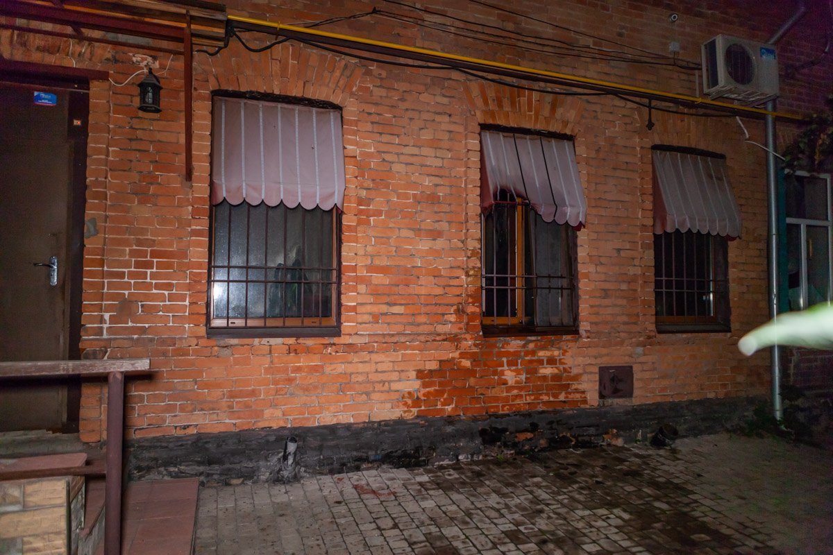 Неизвестные разбили окно, закинули бутылку с горючим веществом и скрылись Неизвестные разбили окно, закинули бутылку с горючим веществом и скрылись