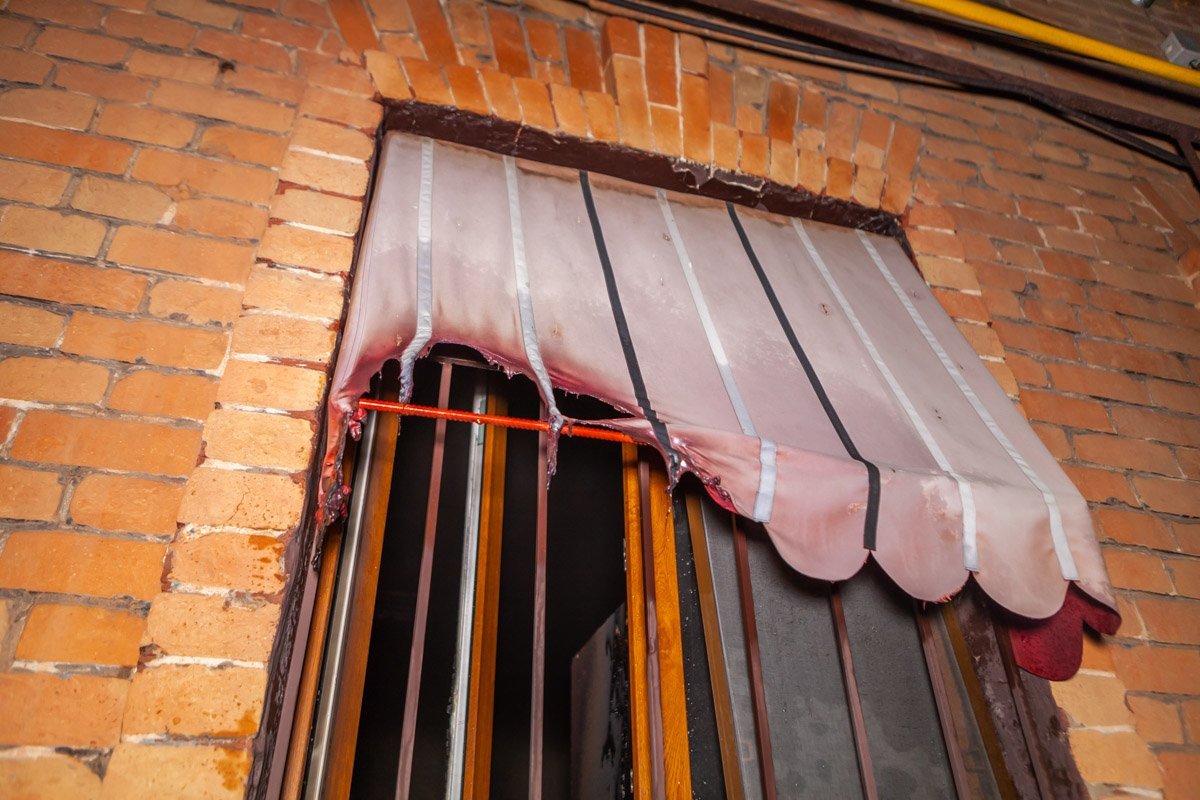 Огонь повредил козырек над окном Огонь повредил козырек над окном