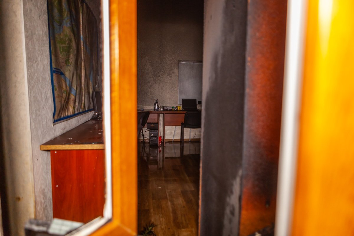 Бутылку с горючим веществом закинули в одну из комнат офиса Бутылку с горючим веществом закинули в одну из комнат офиса