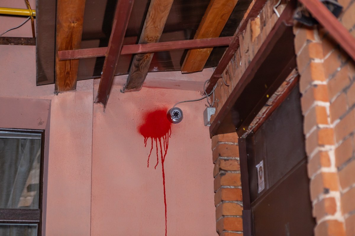 Вероятно, нарушители пытались закрасить камеру наблюдения Вероятно, нарушители пытались закрасить камеру наблюдения