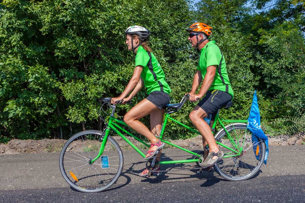 Участники пробега в Днепре стартовали на жилмассиве Победа и отправились по трассе в сторону Запорожья Участники пробега в Днепре стартовали на жилмассиве Победа и отправились по трассе в сторону Запорожья