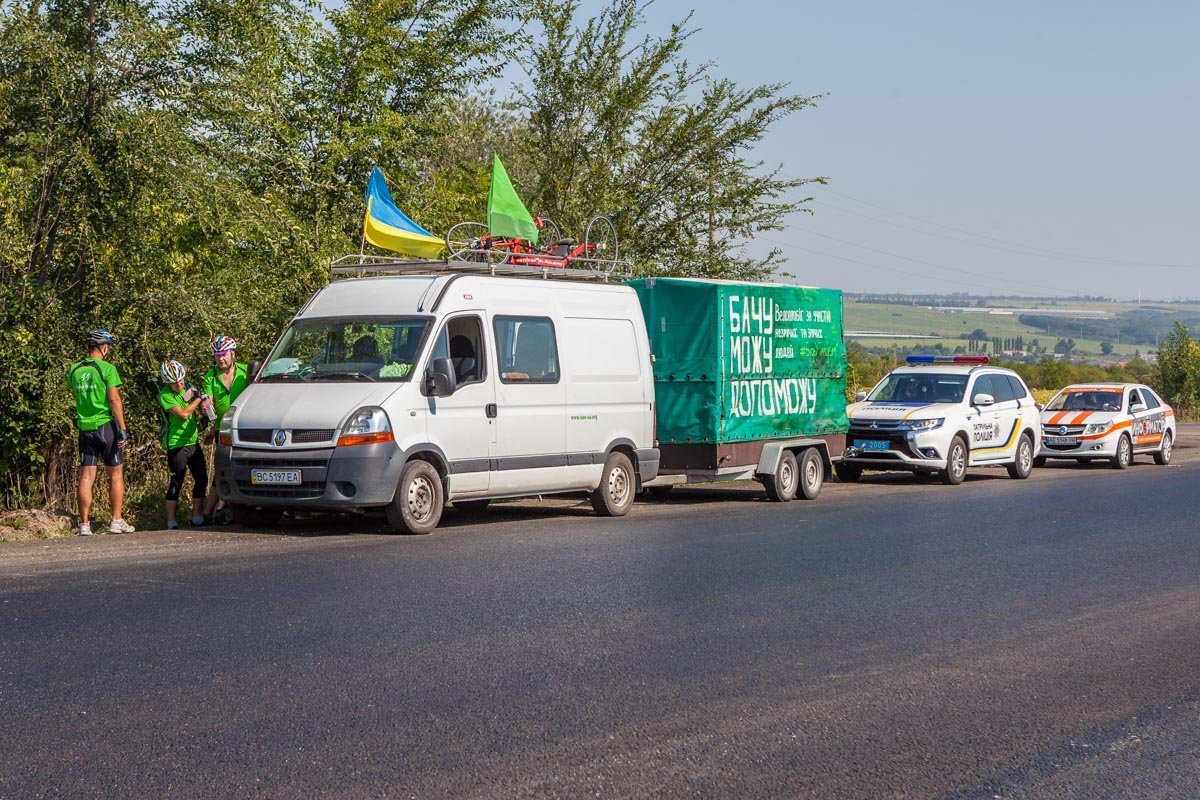Колонну замыкал автомобиль полиции Колонну замыкал автомобиль полиции