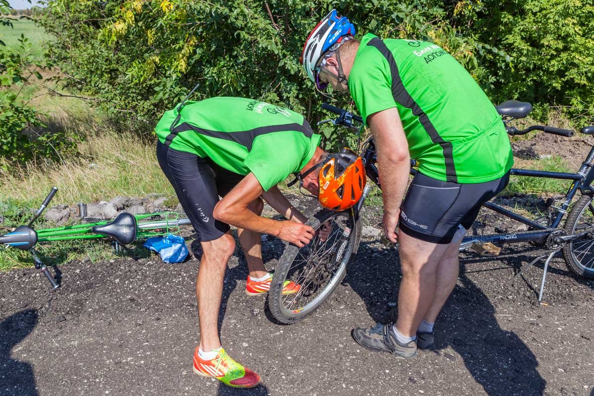 Несмотря на жару, участники гнали по трассе Несмотря на жару, участники гнали по трассе