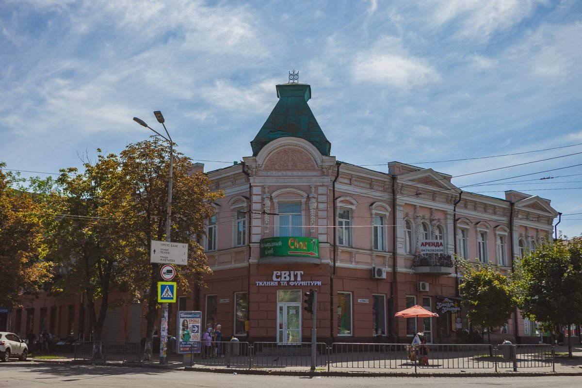 Информатор отправился на проспект Яворницкого, 111, чтобы показать вам чудо архитектурной мысли минувшей эпохи