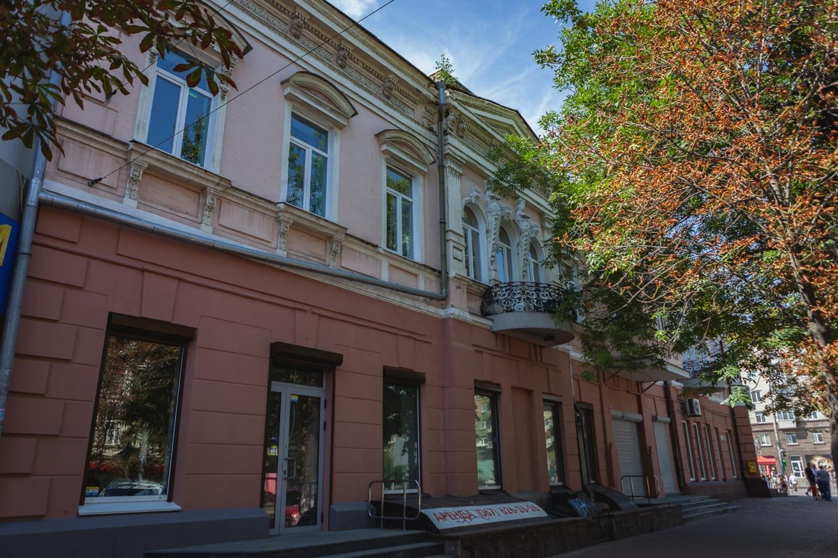 В 1890-м году на месте старого корпуса построили трехэтажный цех, вскоре к нему добавились пятиэтажный солодовый цех и другие каменные корпусы