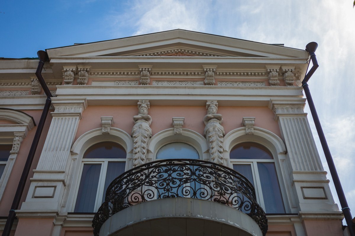 Всего на территории завода выстроили более 10 производственных строений, дымовую трубу и станцию биологической очистки сточных вод