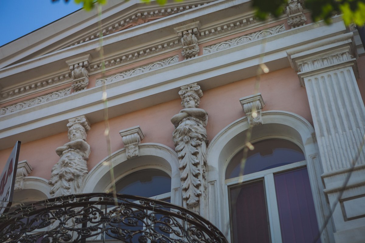 Однако с объявлением "сухого закона" завод закрылся. Сейчас в здании расположены магазины, кафе и офисы