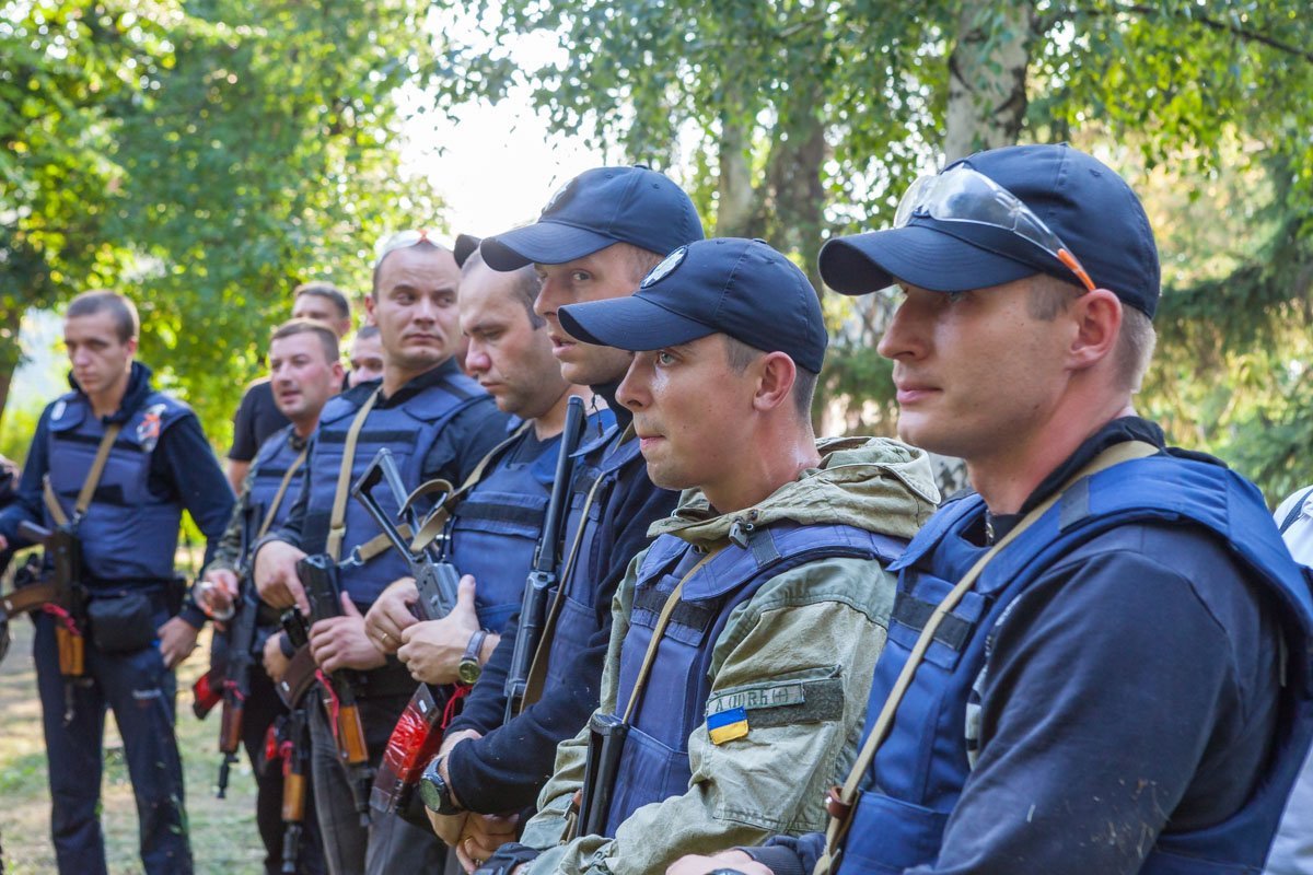 Они были в полной экипировке - в бронежилетах и с оружием наперевес