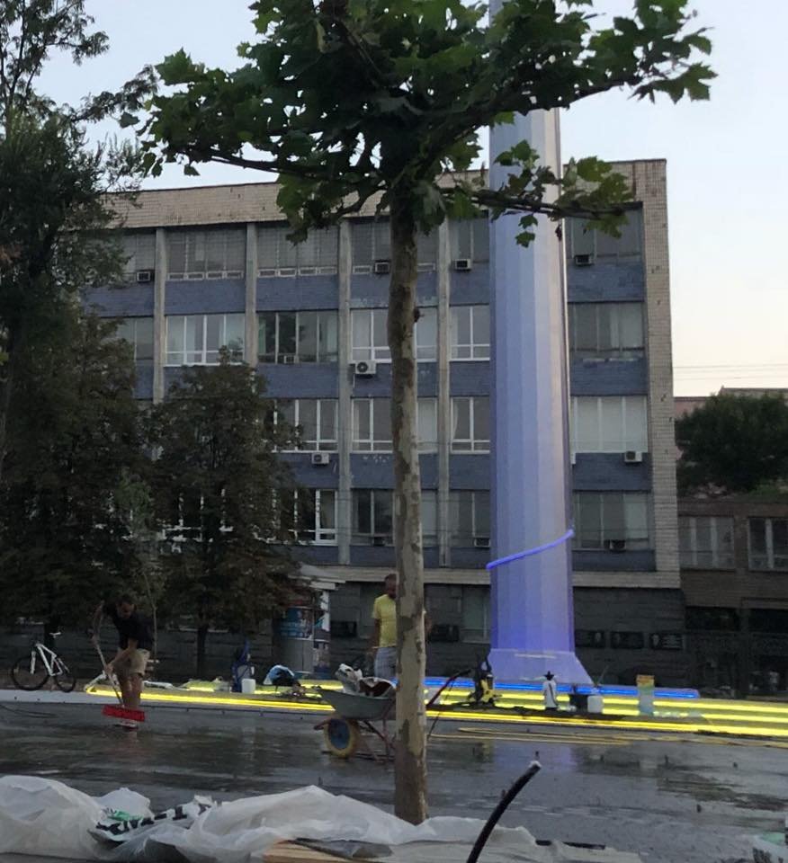 Рабочие уже начали тестировать подсветку на флагштоке