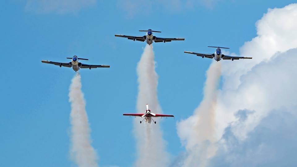 Зрелищное авиашоу проходит под Днепром уже несколько лет подряд Зрелищное авиашоу проходит под Днепром уже несколько лет подряд
