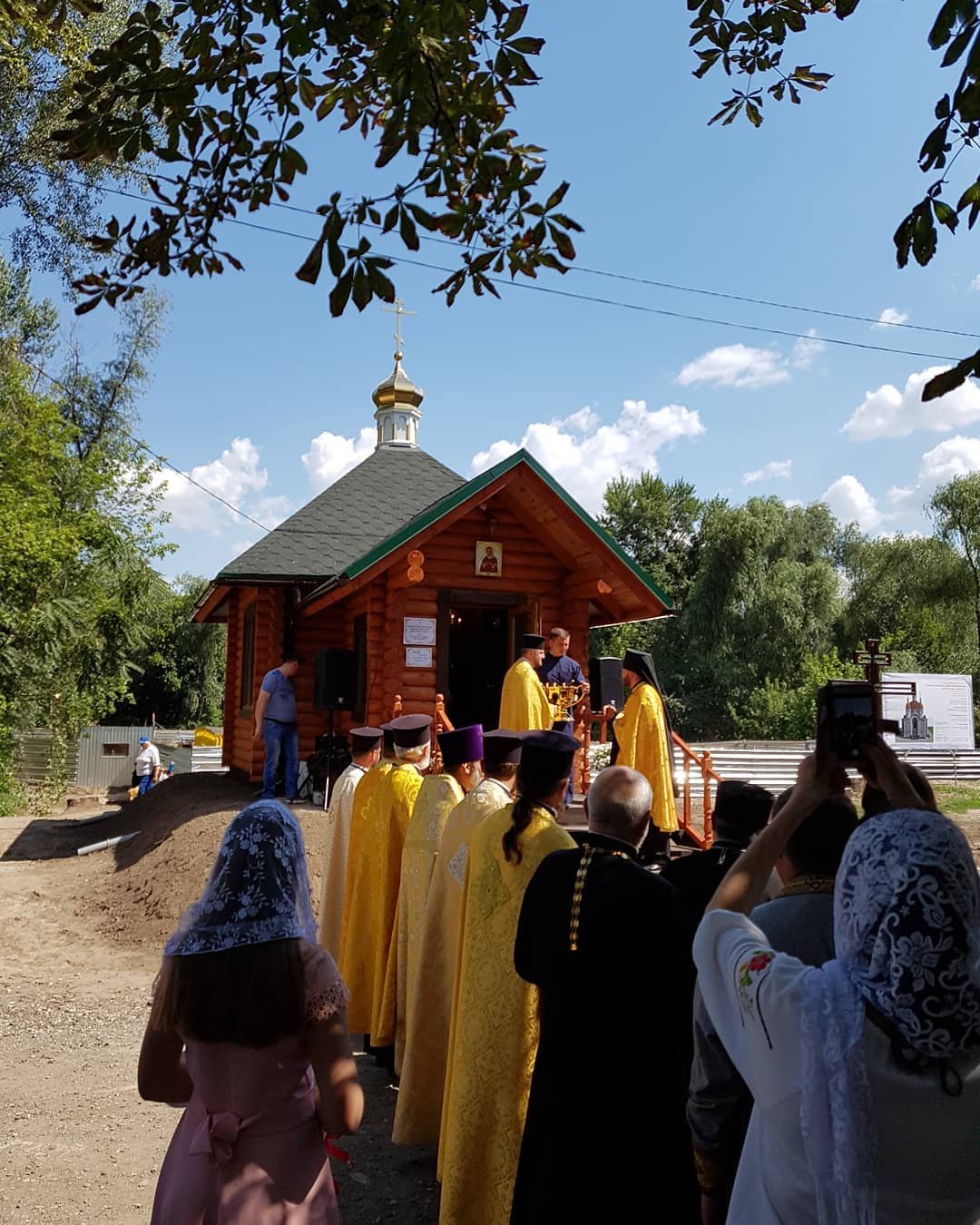Фото: bezborodovalena. В этот день люди несут освящать в церквях воду и мед