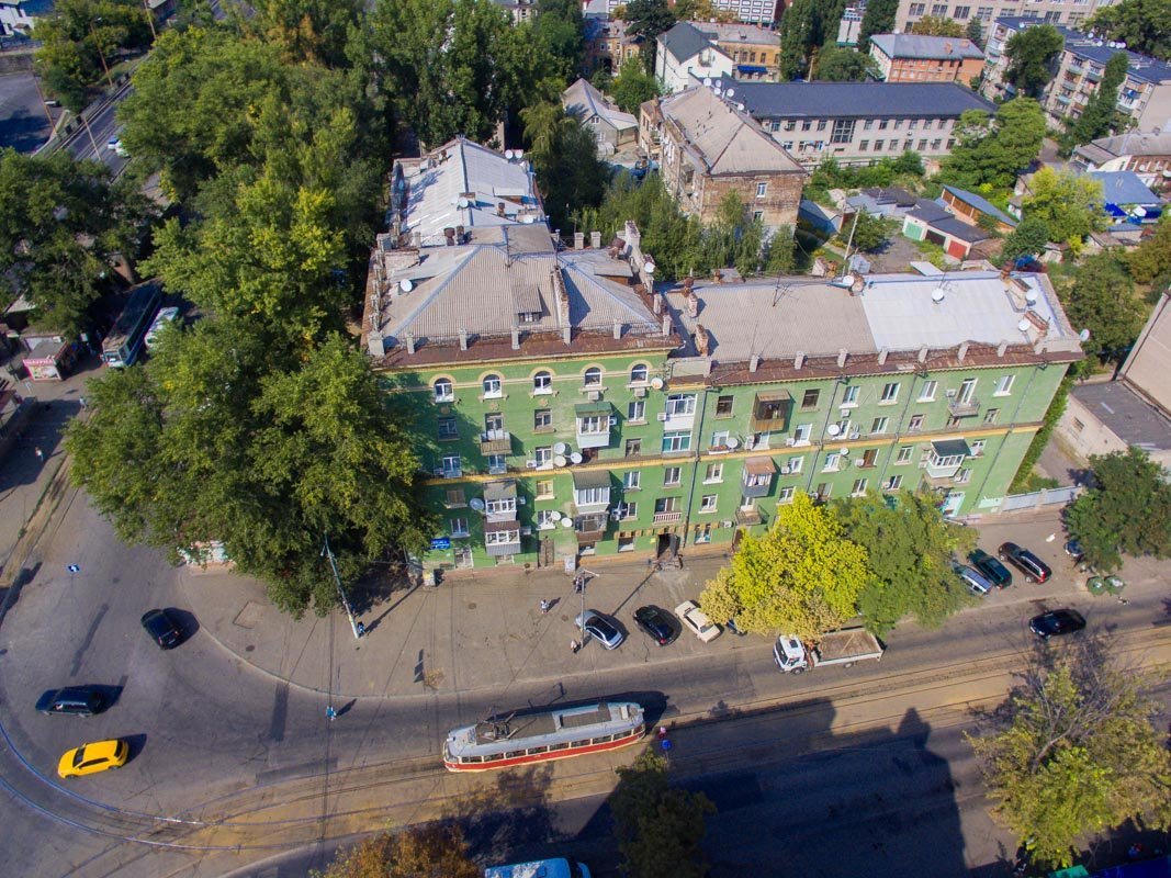 В послевоенное время достроили еще 2 этажа и декоративный парапет на крыше В послевоенное время достроили еще 2 этажа и декоративный парапет на крыше