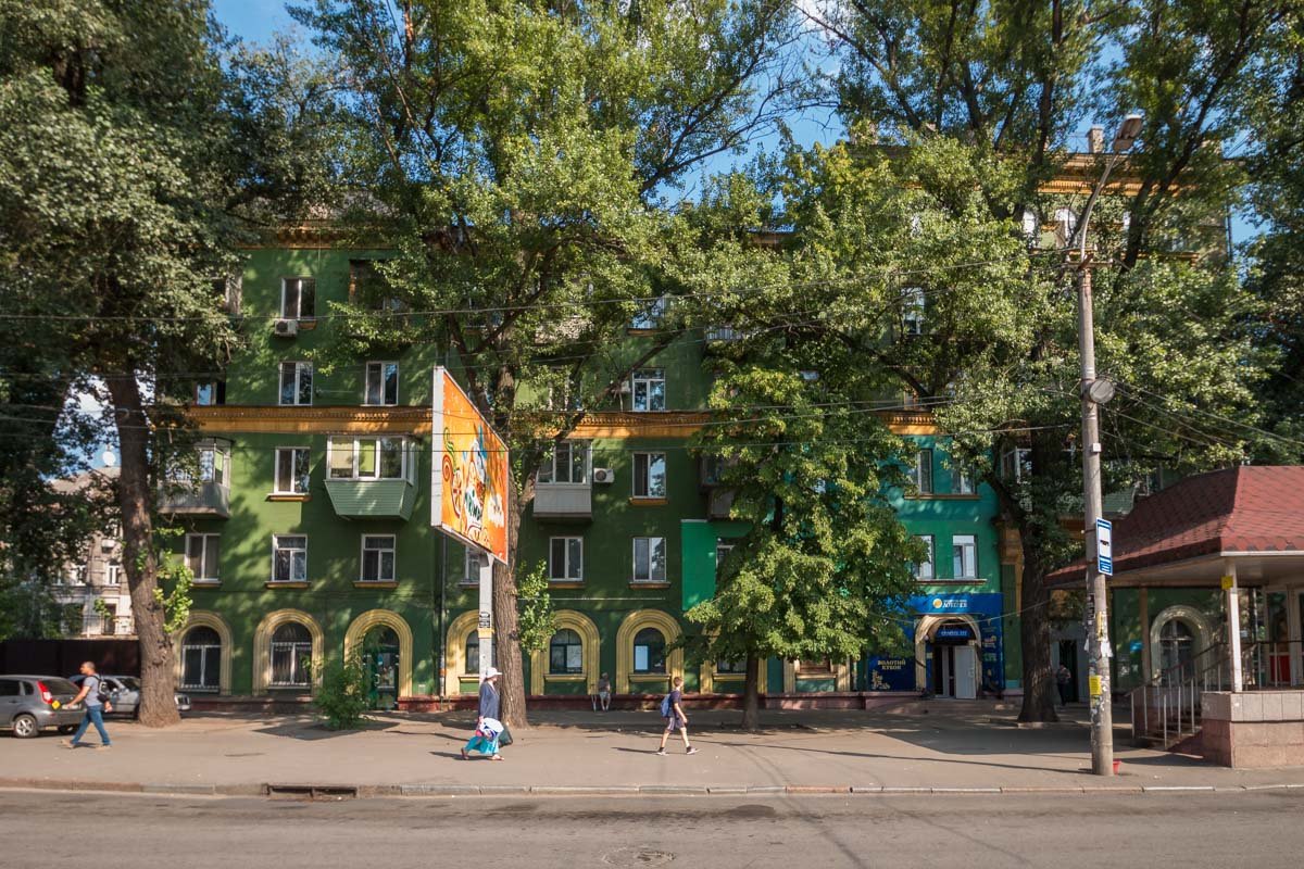 Дом затерялся в зелени Дом затерялся в зелени