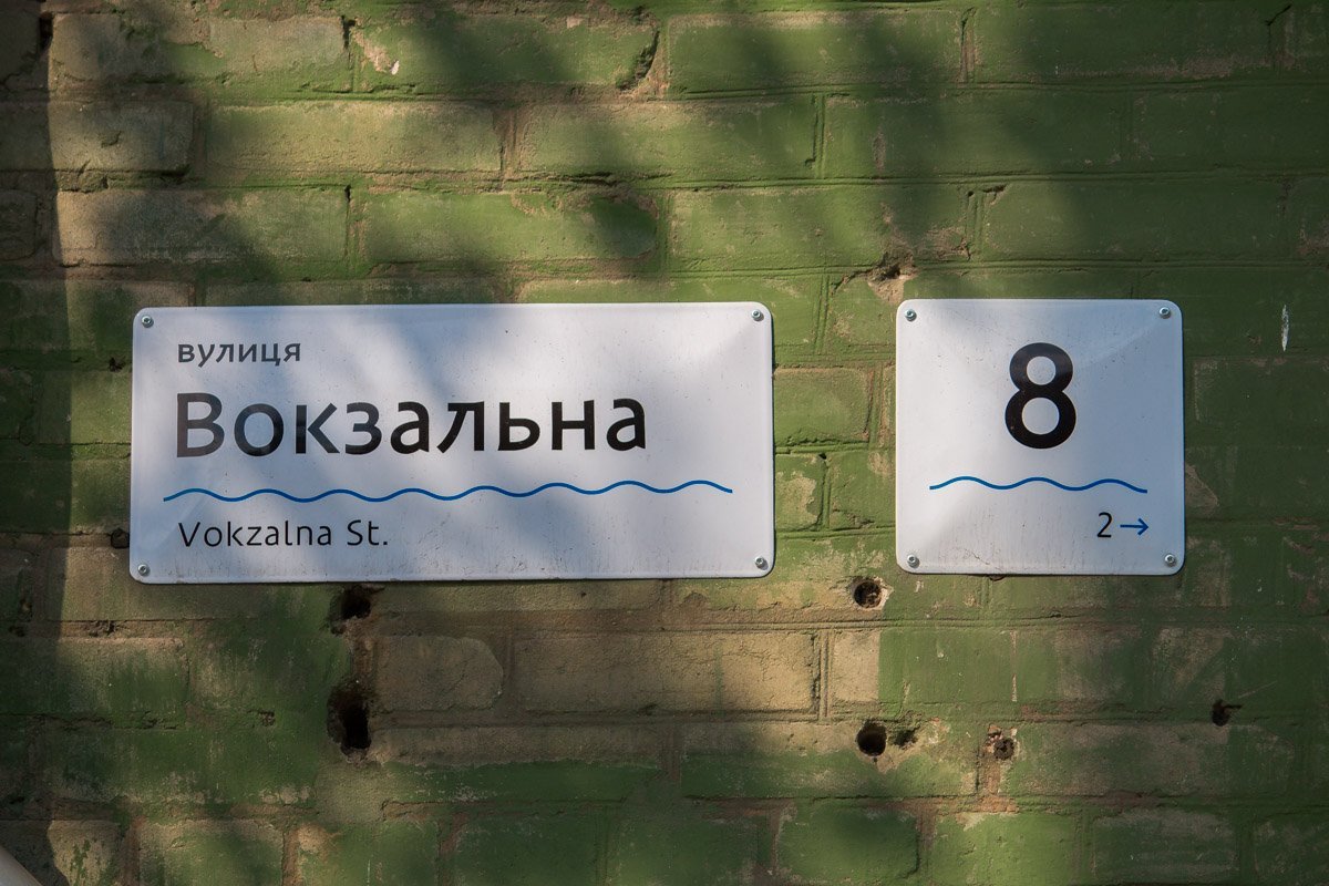 Это одно из наиболее крупных зданий на улице Это одно из наиболее крупных зданий на улице