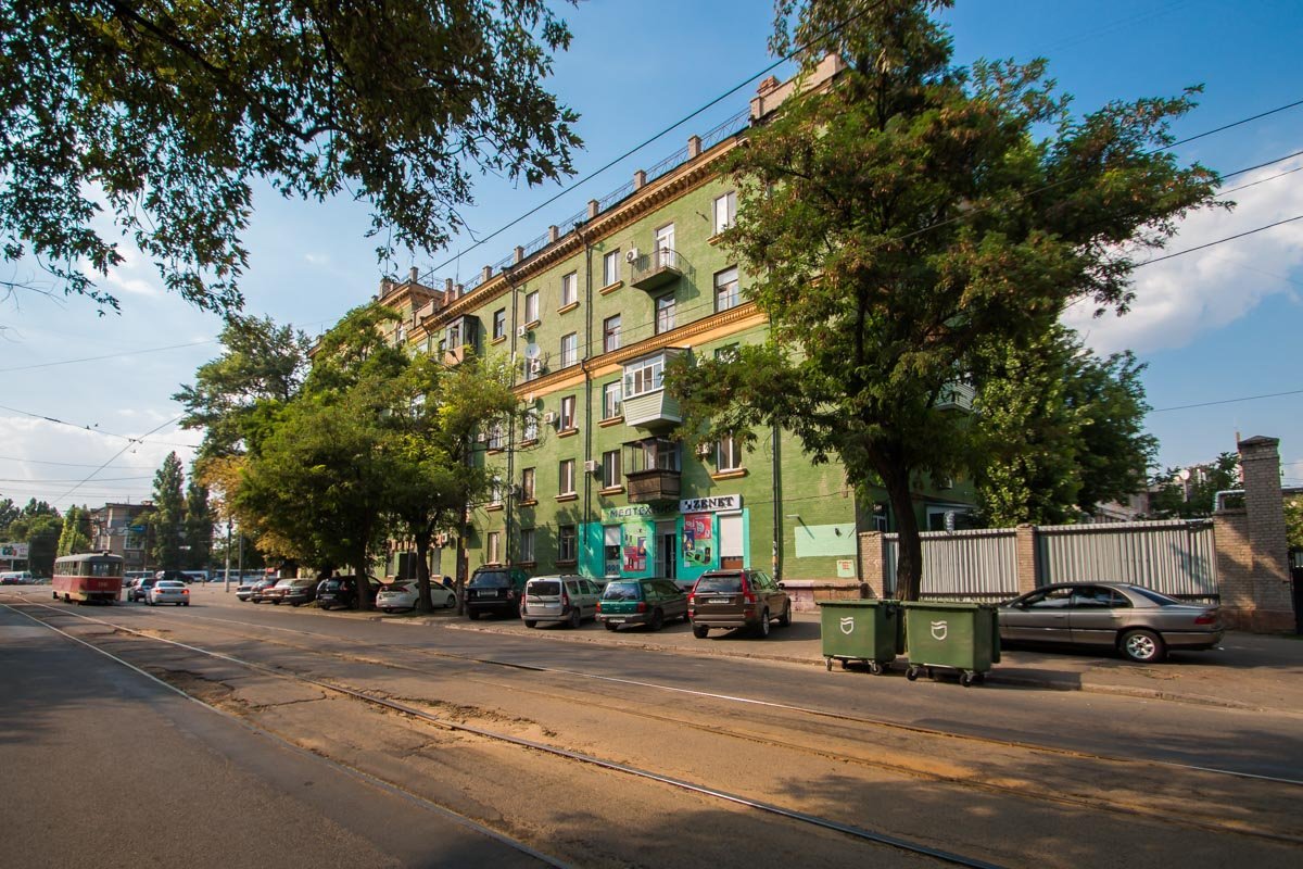 А под окнами шумят трамваи А под окнами шумят трамваи