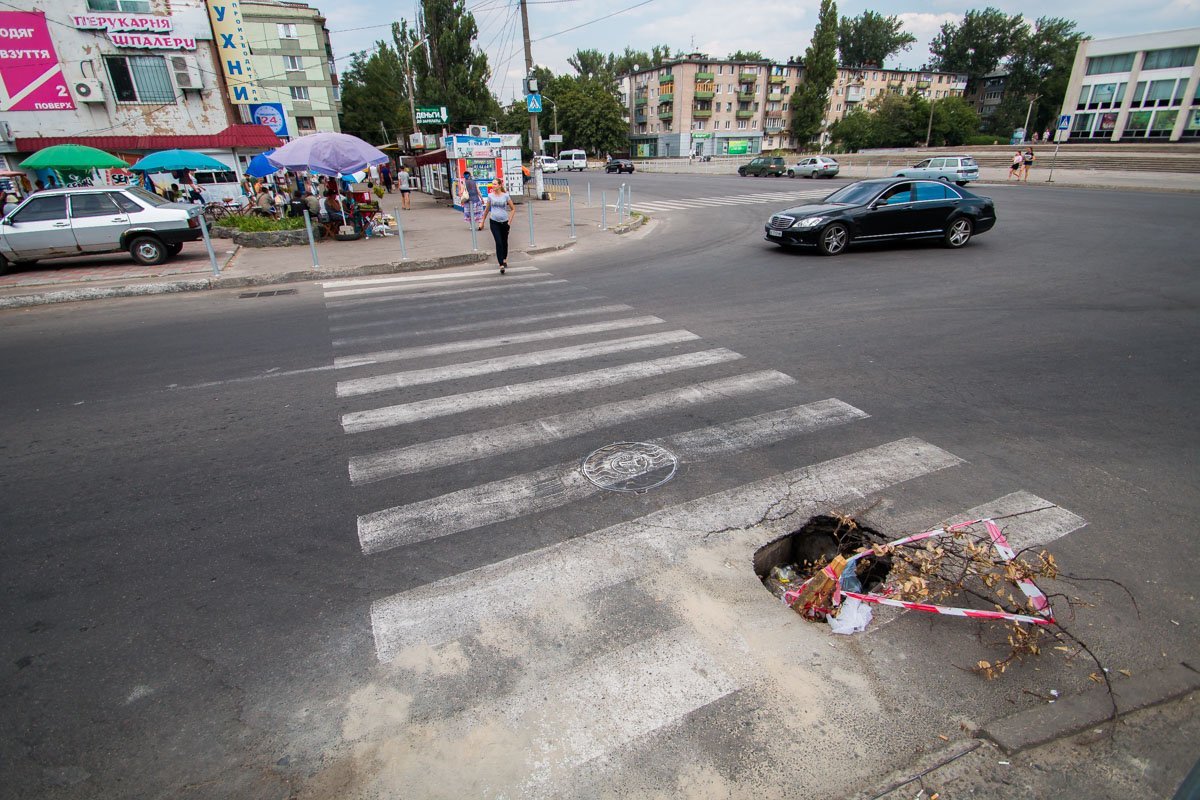 Коммунальщики огородили ее лентами, а люди обозначили торчащей веткой Коммунальщики огородили ее лентами, а люди обозначили торчащей веткой