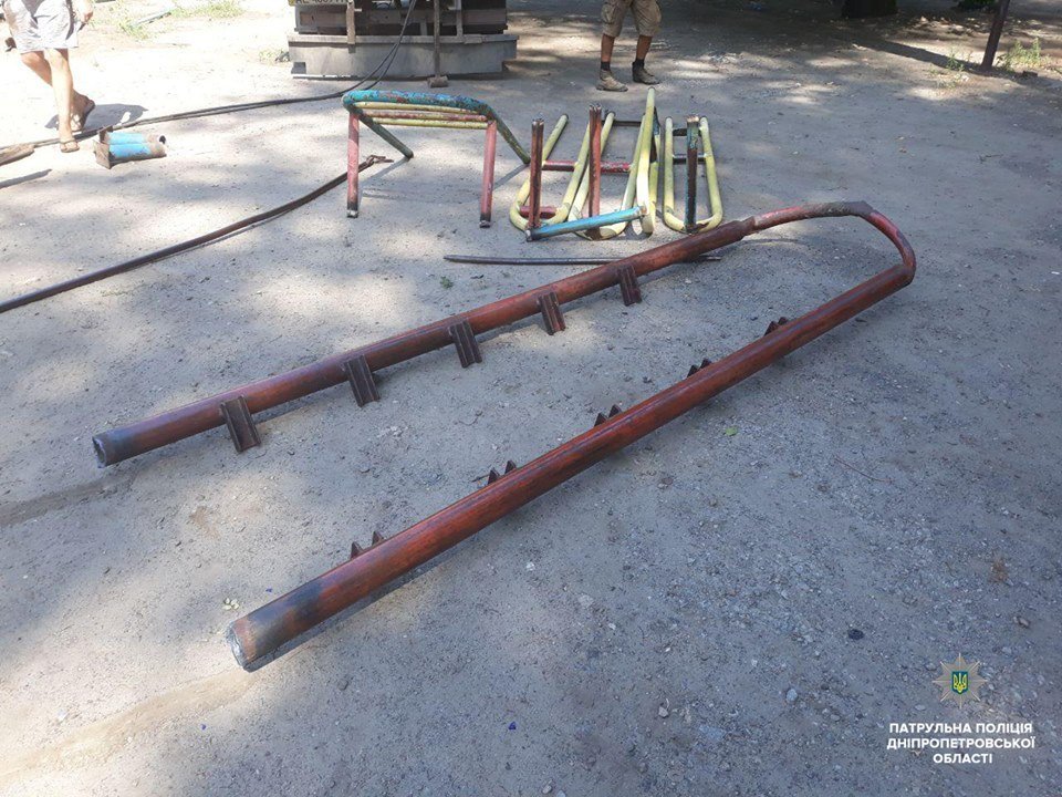 Двое мужчин пытались разобрать детскую площадку на Слобожанском проспекте на металлолом