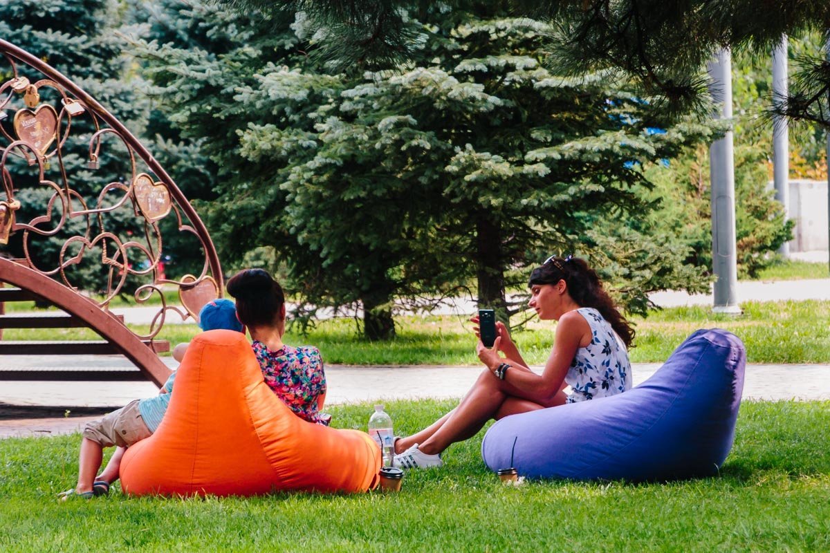 Сидеть на травке в теньке - замечательно