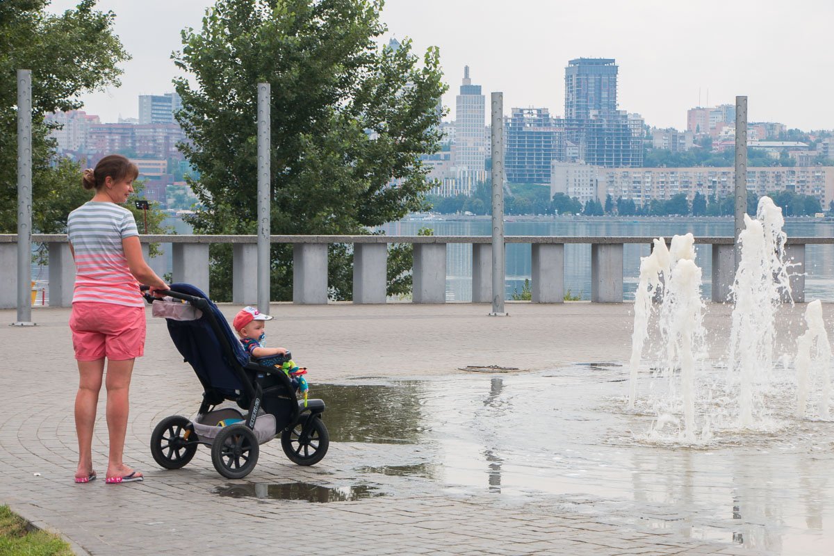 Люди двигаются ближе к воде