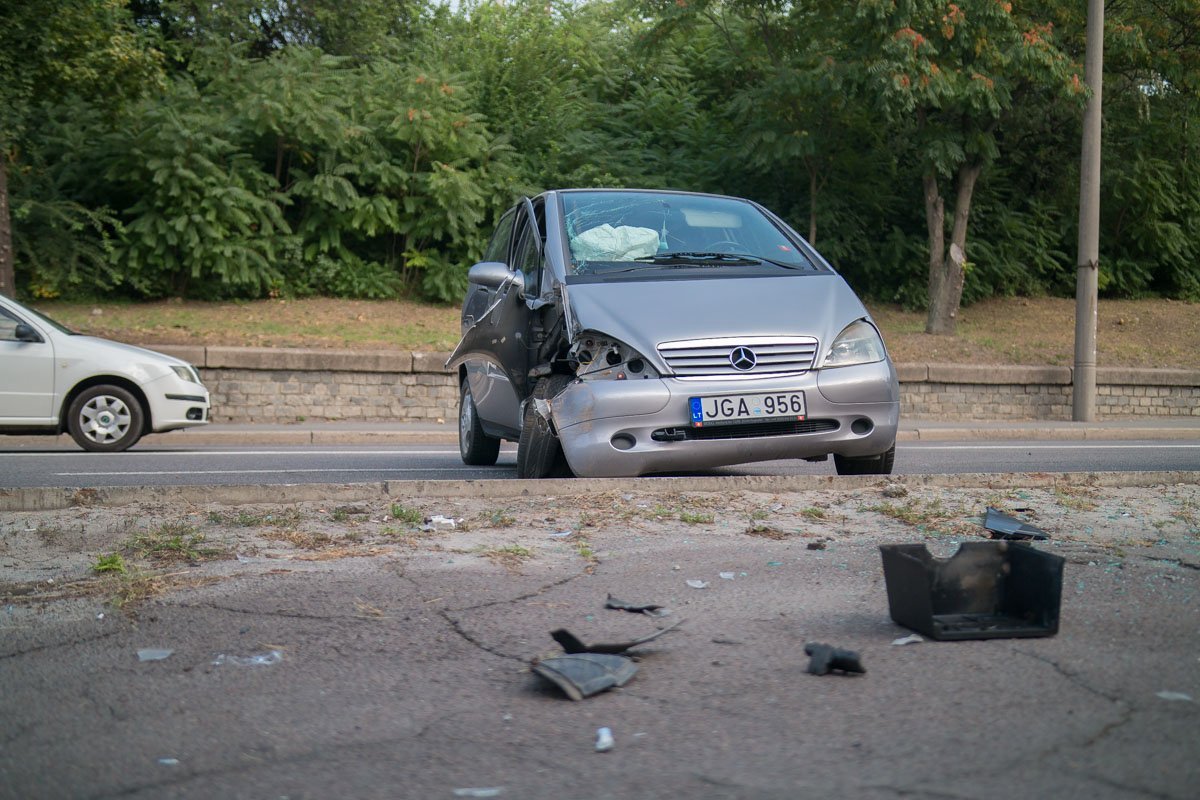 Mercedes врезался в столб