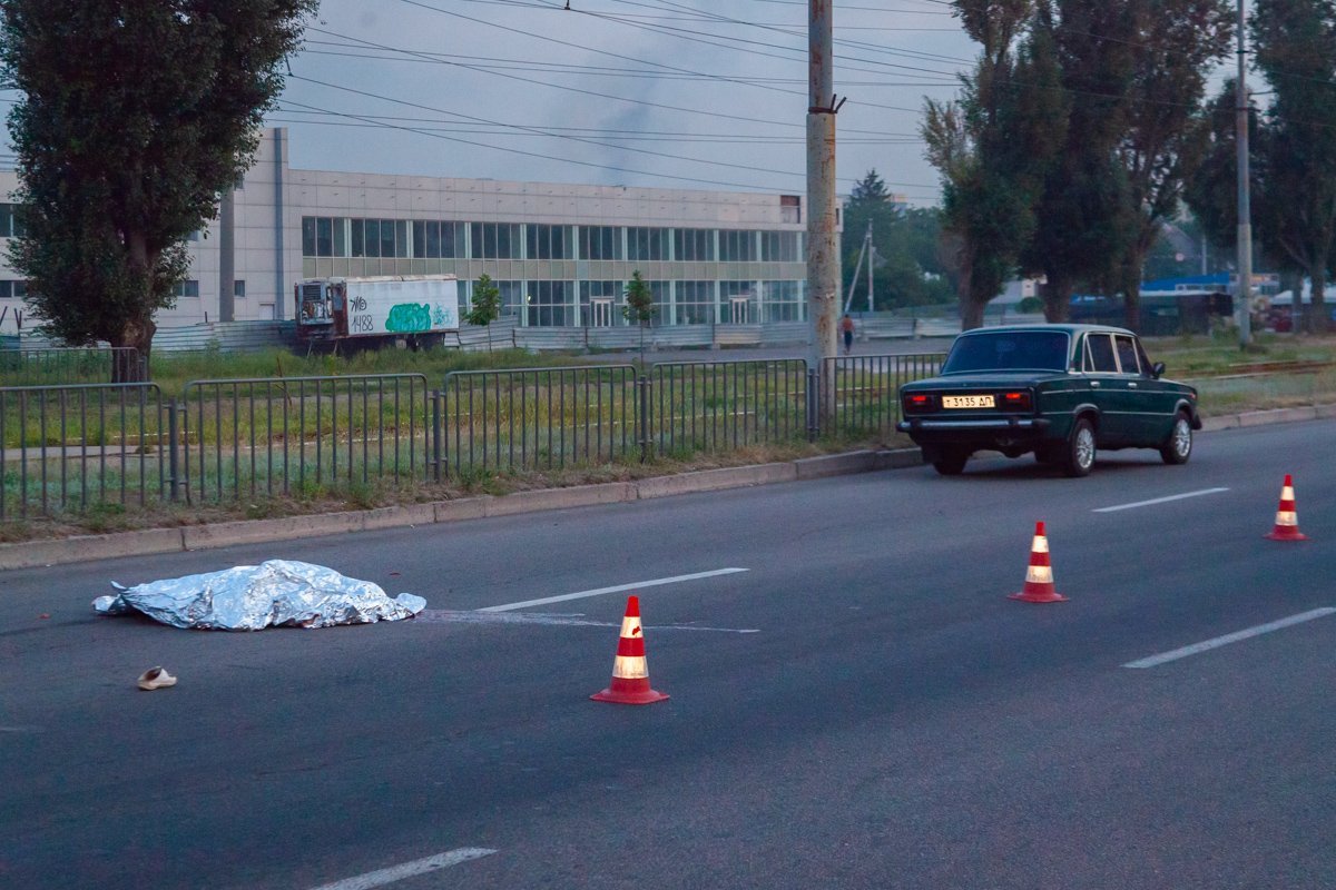 На Донецком шоссе, возле трамвайной остановки "Подстанция", ВАЗ-2106 насмерть сбил женщину На Донецком шоссе, возле трамвайной остановки "Подстанция", ВАЗ-2106 насмерть сбил женщину