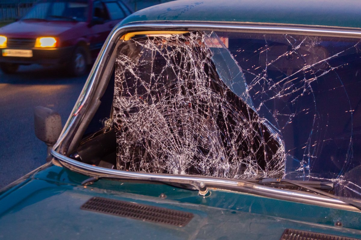 Вследствие столкновения у ВАЗ-2106 разбилось лобовое стекло Вследствие столкновения у ВАЗ-2106 разбилось лобовое стекло