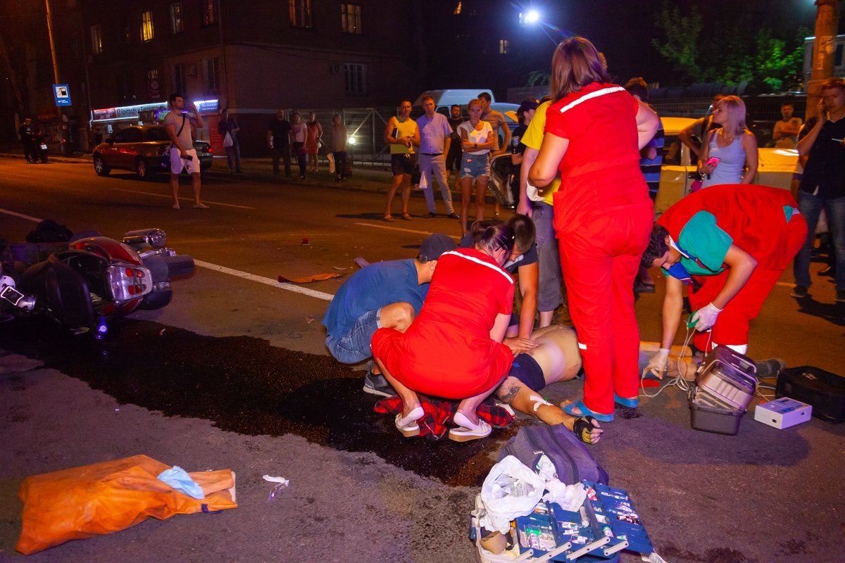 На проспекте Богдана Хмельницкого "Волга" сбила мотоциклиста 