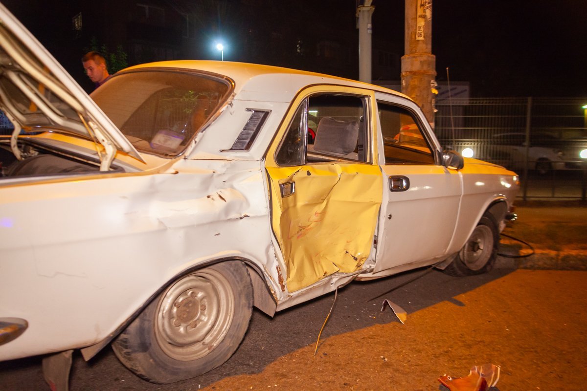 После столкновения автомобиль врезался в столб