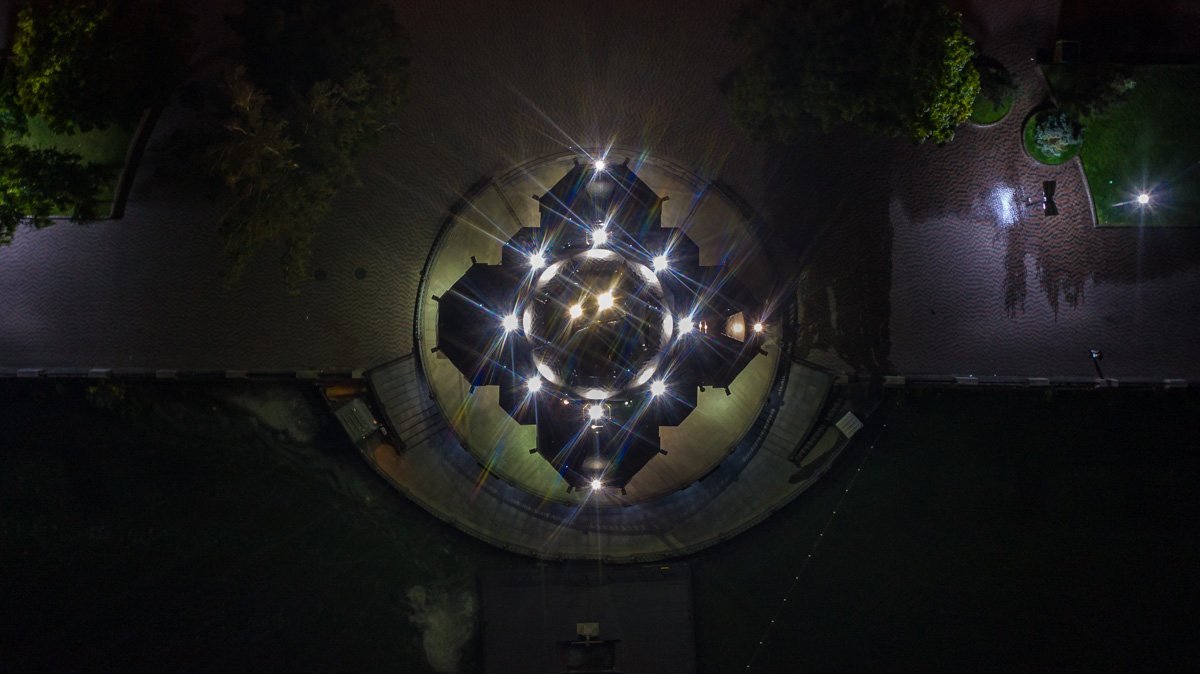 Храм построен в форме греческого креста Храм построен в форме греческого креста