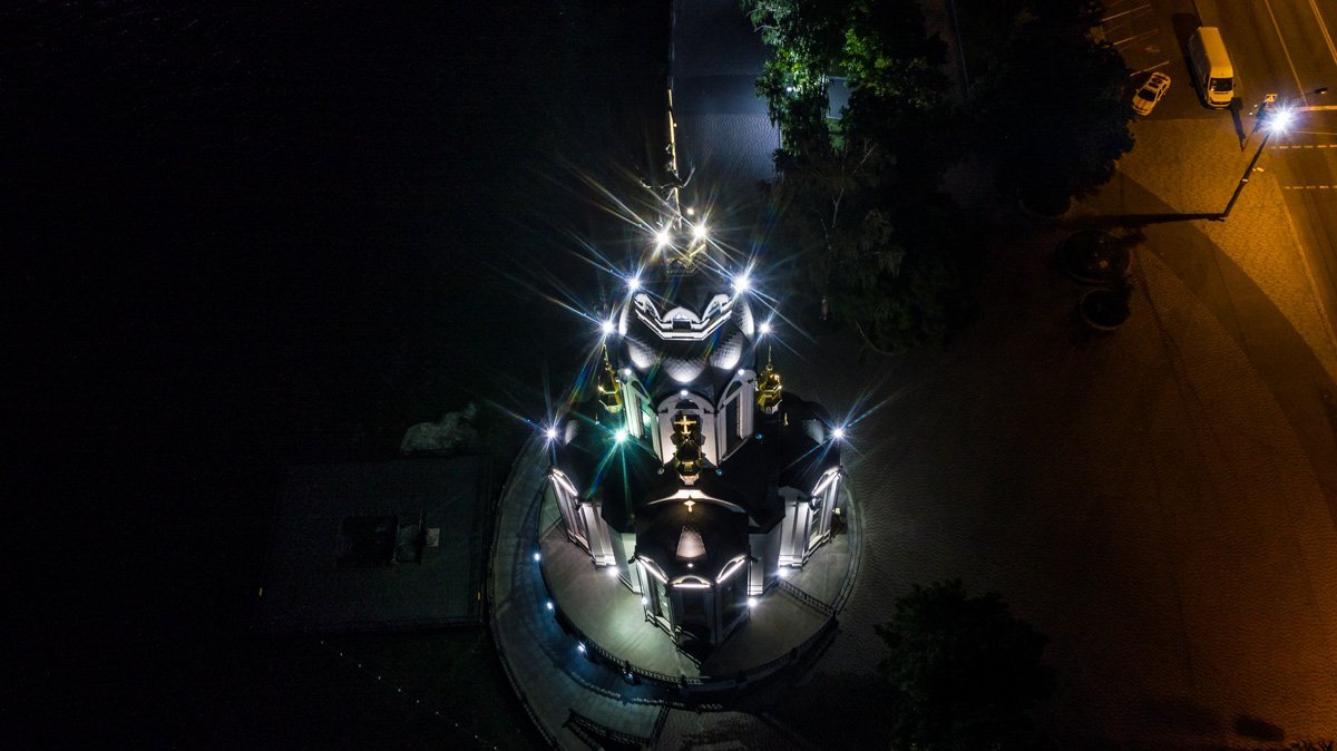 Ночью здание выглядит божественно Ночью здание выглядит божественно