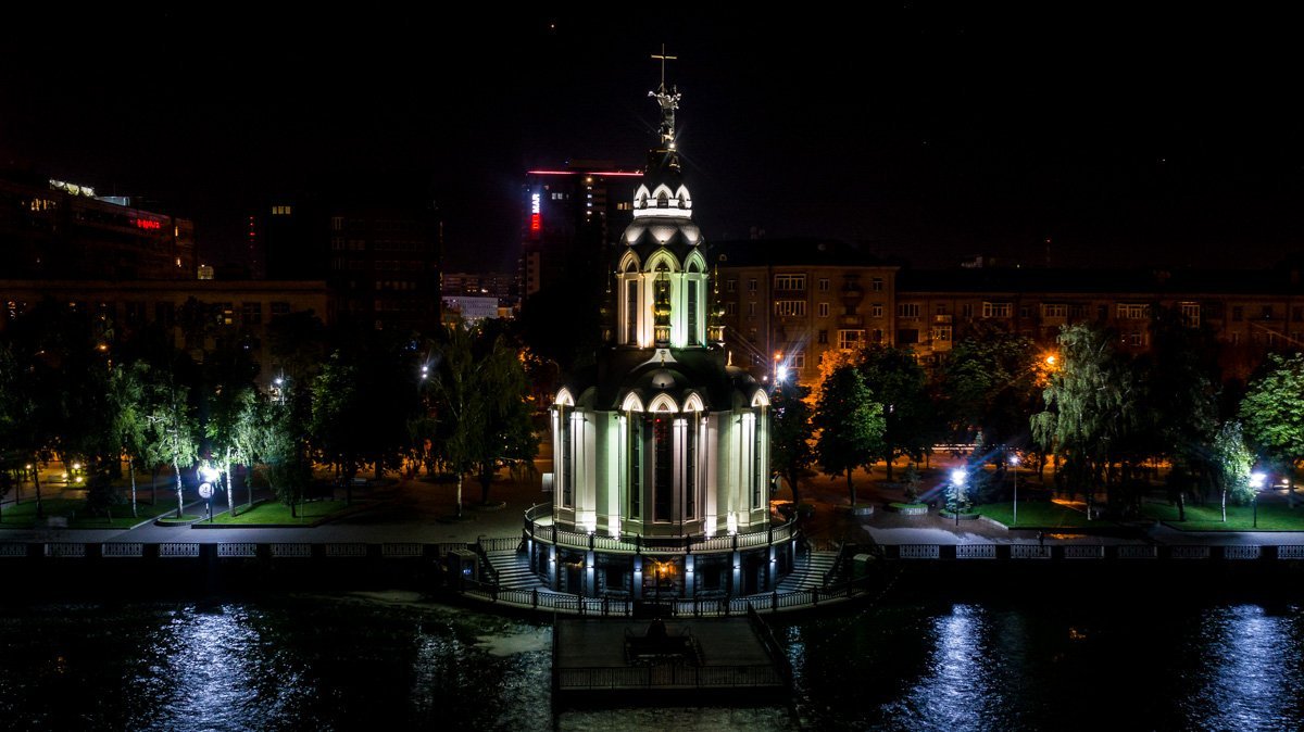 К храму примыкает пантон, оборудованный купелью К храму примыкает пантон, оборудованный купелью