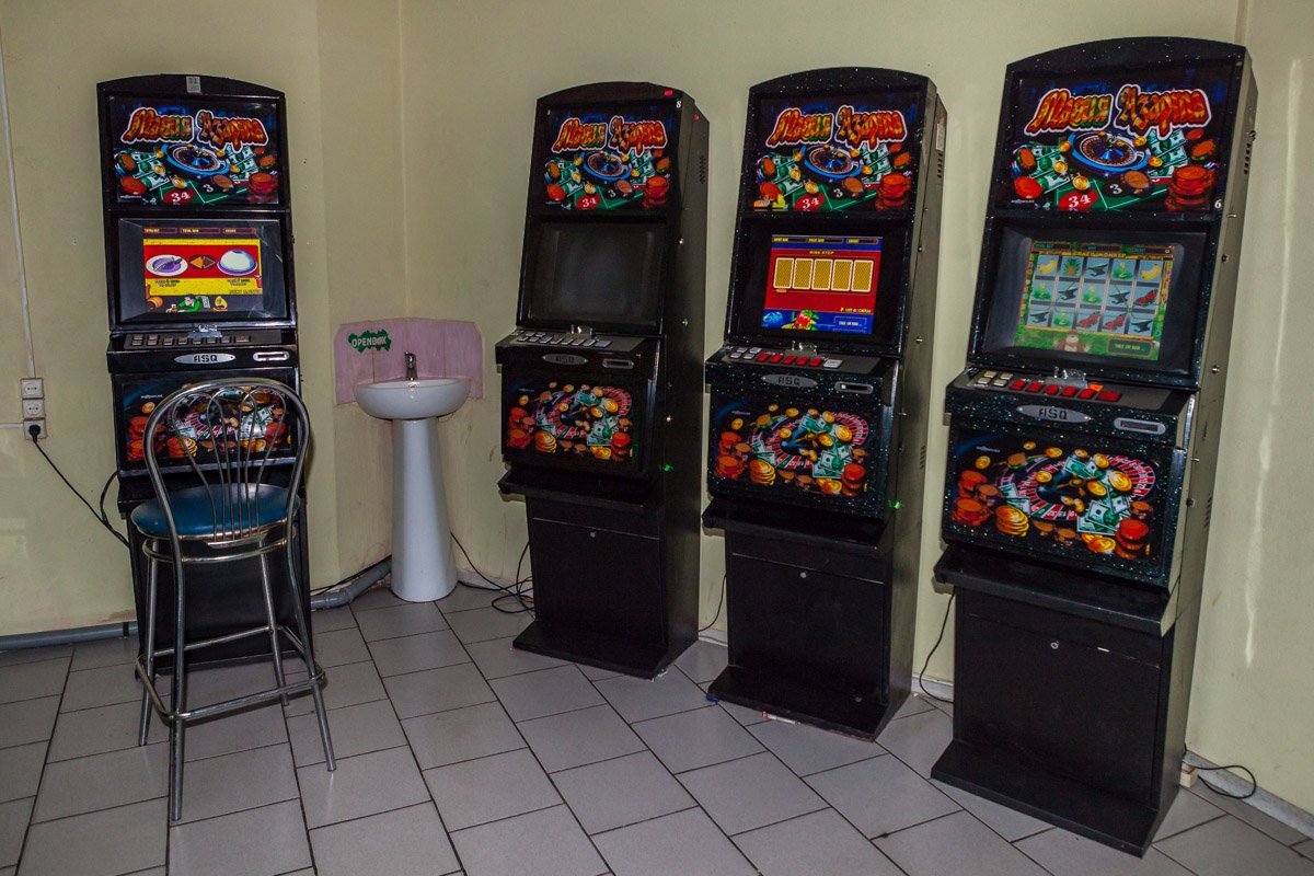 Игровые автоматы оборудованы купюроприемниками