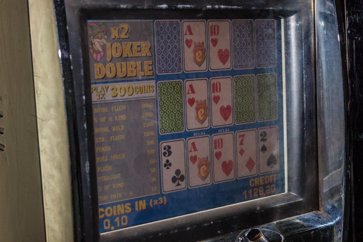 Во время прихода полиции на автоматах играли несколько человек