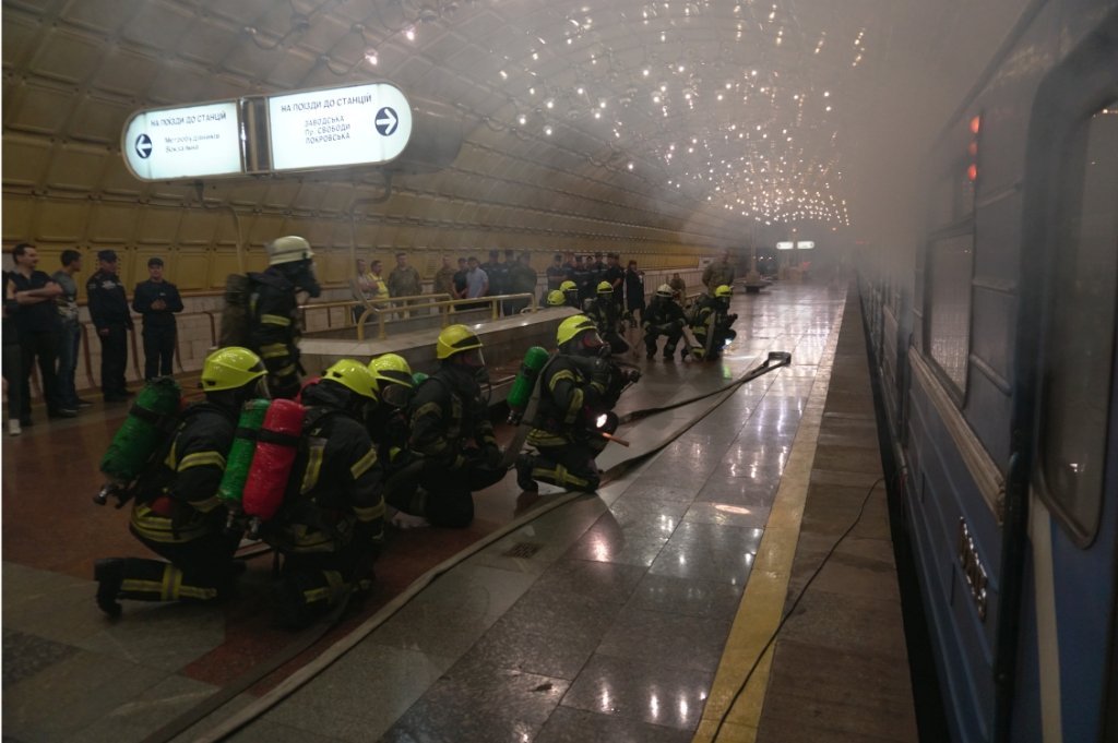ГСЧС отработали действия по спасению людей в метрополитене 