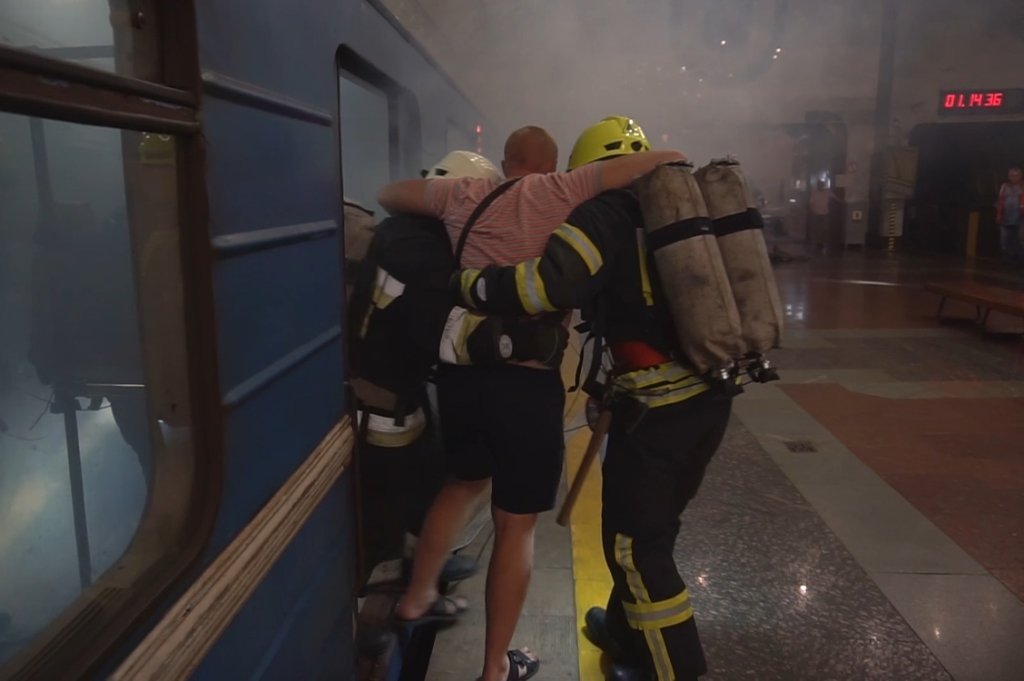 Людей вытаскивали из задымленного вагона