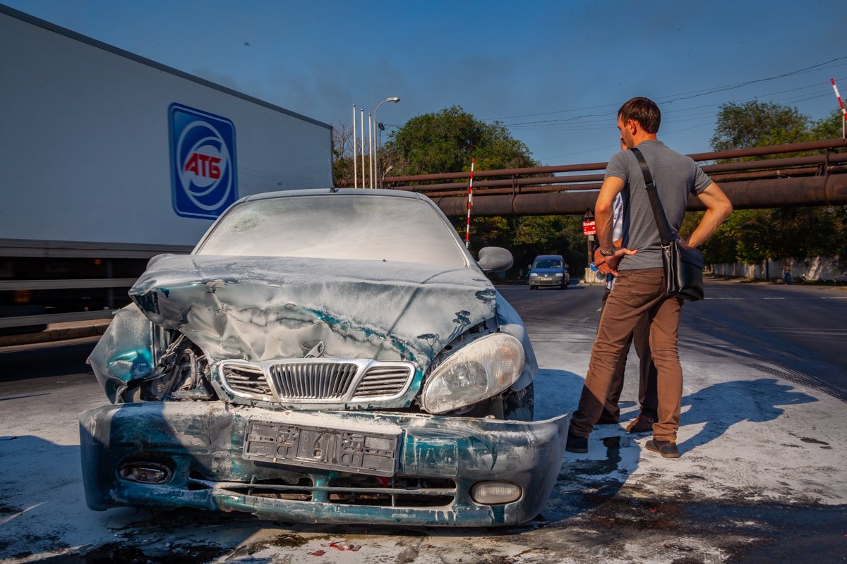 Сразу после столкновения Lanos вспыхнул Сразу после столкновения Lanos вспыхнул
