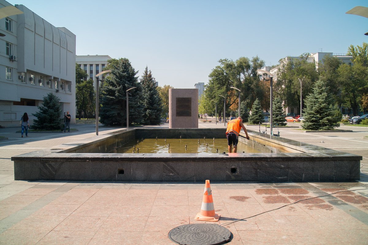 В Днепре ежемесячно чистят фонтаны В Днепре ежемесячно чистят фонтаны