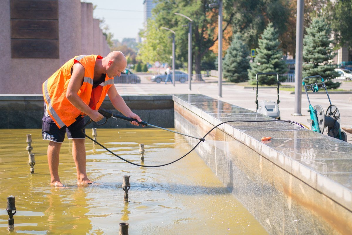Рабочие отмывают чащу от ила Рабочие отмывают чащу от ила