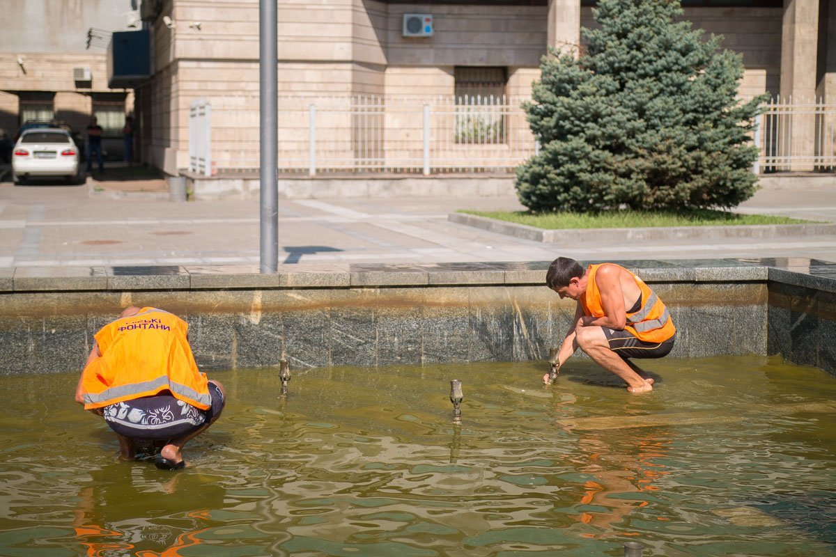 От ила и грязи чистят приямок фонтана От ила и грязи чистят приямок фонтана