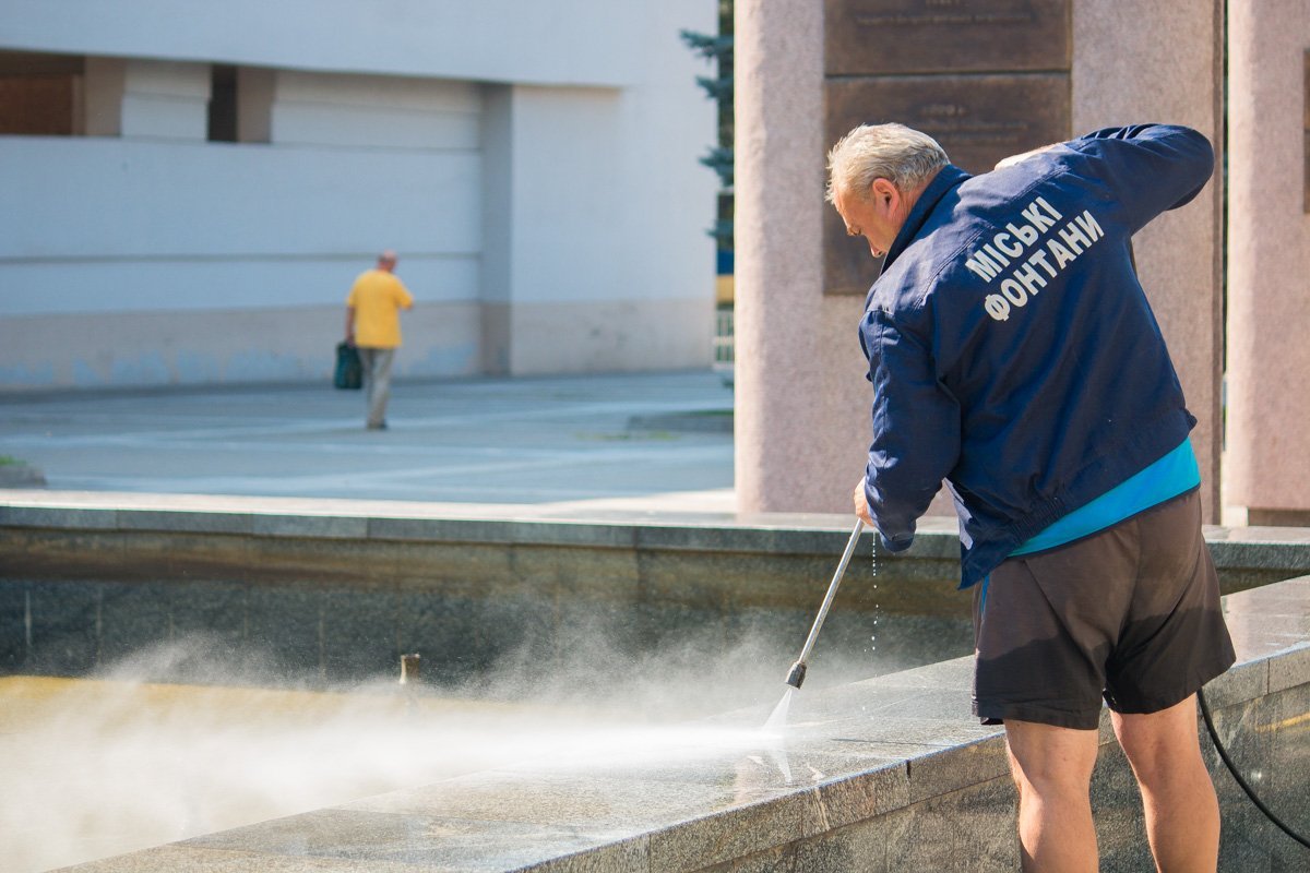 Некоторые фонтаны требуют чистки по нескольку раз в месяц Некоторые фонтаны требуют чистки по нескольку раз в месяц