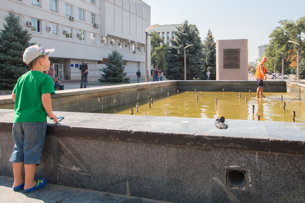 За увлекательным процессом наблюдали маленькие жители города За увлекательным процессом наблюдали маленькие жители города