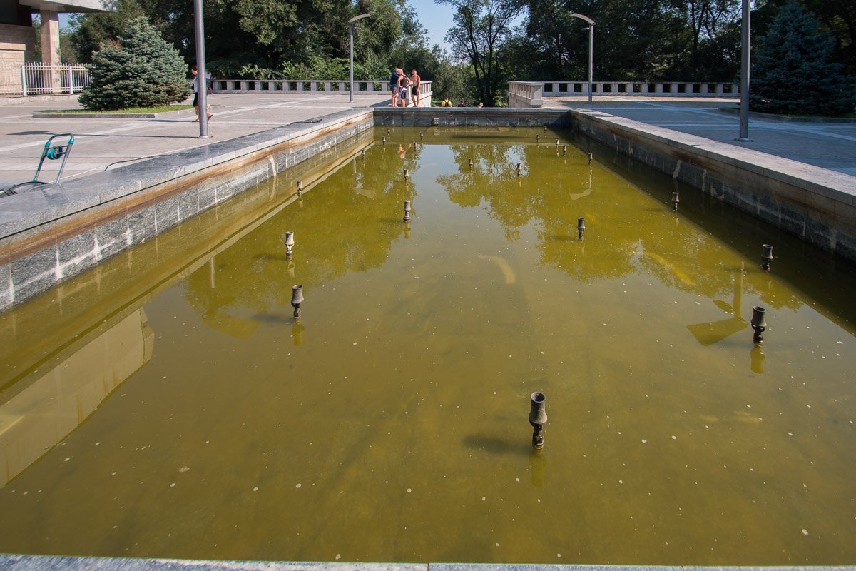 После очистки стен, чашу наполнят чистой водой После очистки стен, чашу наполнят чистой водой