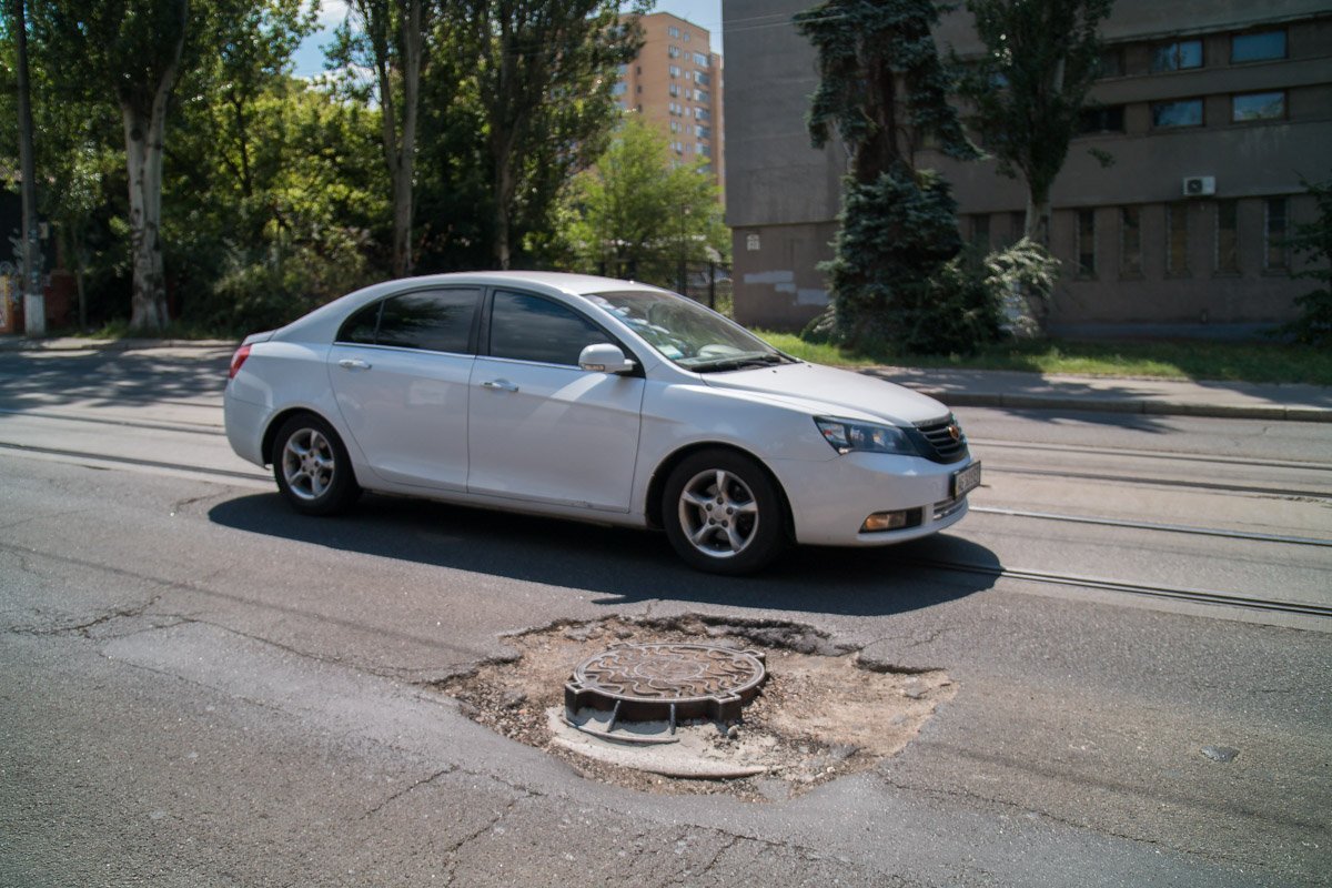 Выбоины находятся в районе дома номер 20