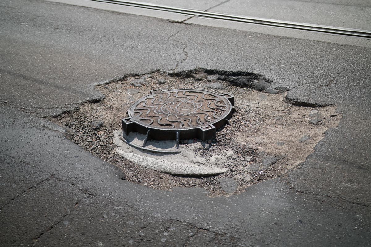 Асфальт поврежден вокруг люков