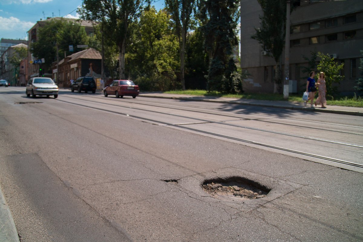 Люки на проезжей части просели