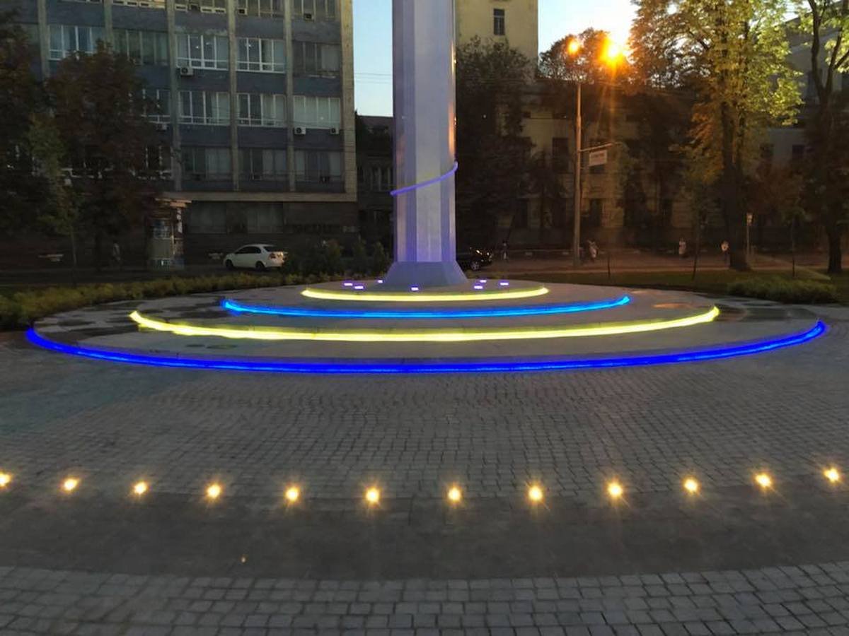 Подсветка придаст флагу новый вид и отдельное впечатление Подсветка придаст флагу новый вид и отдельное впечатление