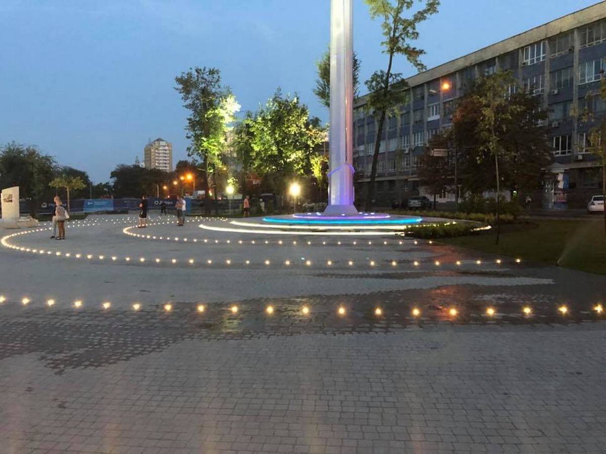 Подсветка переливается разными цветами Подсветка переливается разными цветами