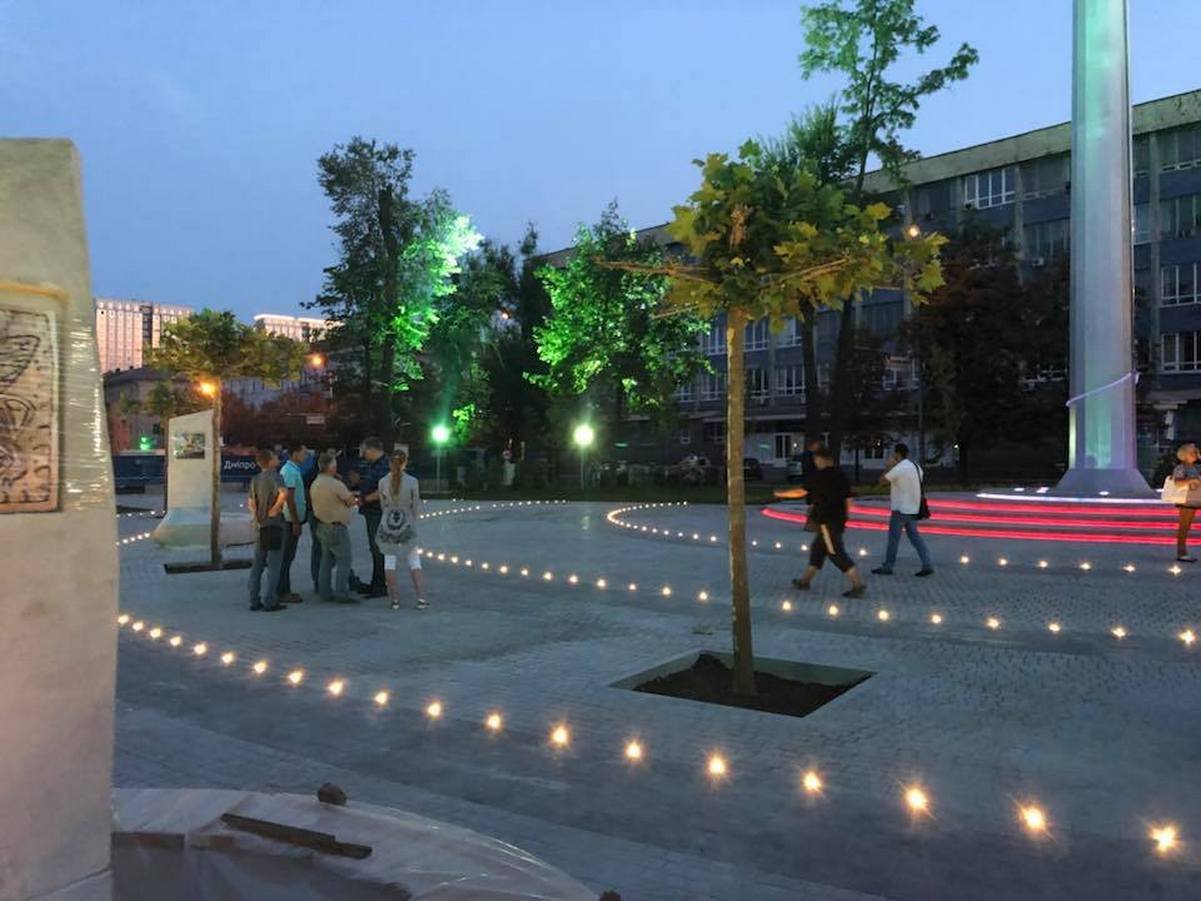 Площадь уже приобрела совершенно новый вид Площадь уже приобрела совершенно новый вид