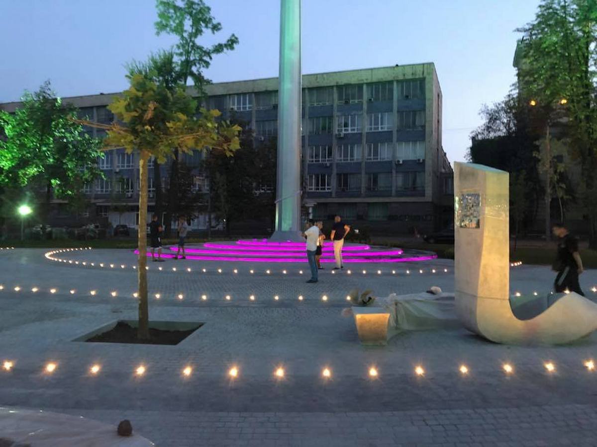 Вокруг флагштока уже собираются люди Вокруг флагштока уже собираются люди